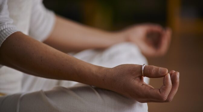 Yoga für besseren Schlaf: Sanfte Abendroutine für Erwachsene